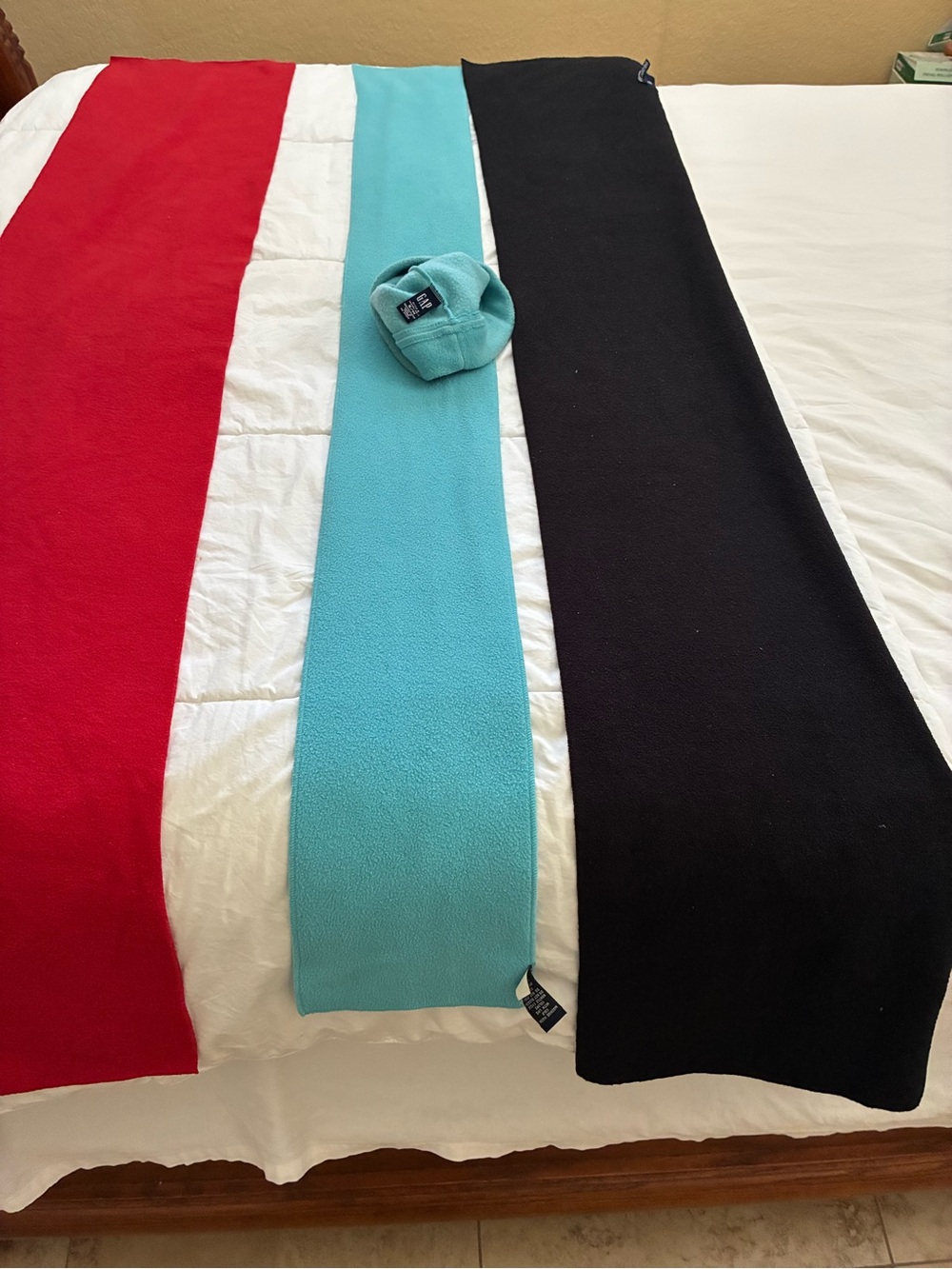 GAP Fleece Scarf and Beanie Set 4 Pieces - Picture 2 of 8